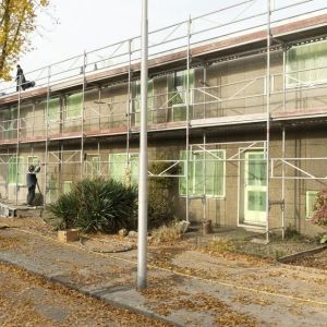 Woningen in de Aireywijk in Eindhoven staan in de steigers voor duurzame renovatie. Foto: Woonbedrijf