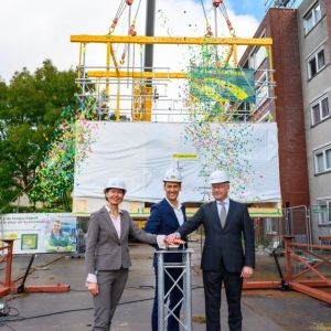 Officieel hijsmoment eerste op-top-woning op de Klapwiek in Rotterdam