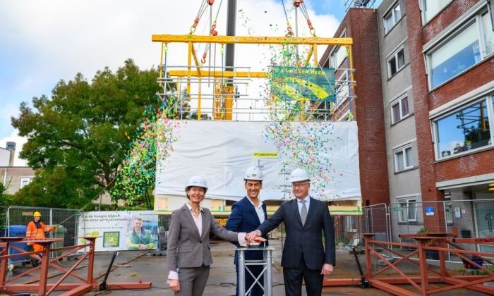 Officieel hijsmoment eerste op-top-woning op de Klapwiek in Rotterdam